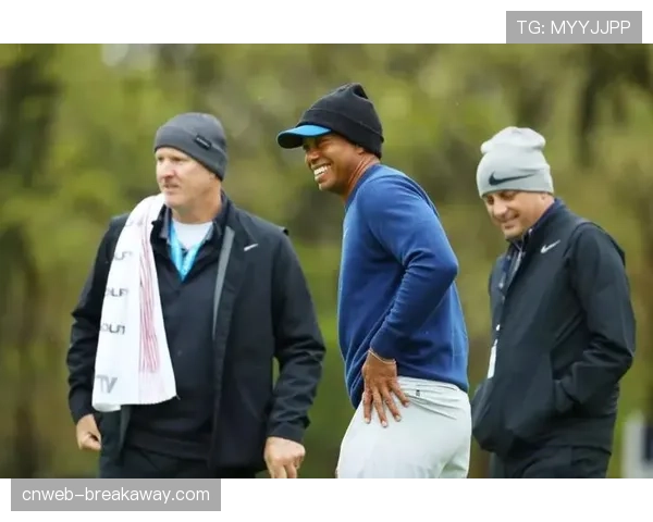 父子同框：小老虎伍兹以业余身份参赛，父亲老虎伍兹场边观战