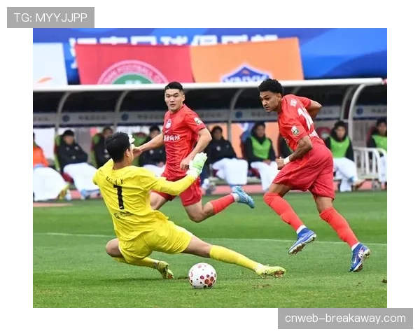 【2026年4月中超联赛·非赛事·文化足球教育进校园：教练演示基础任意球踢法，强调战术思维培养